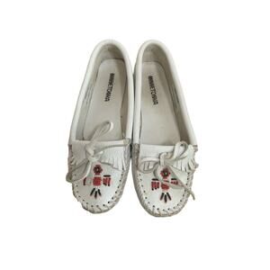 Minnetonka White Beaded Moc Loafer Tassel Leather Women's 6.5  (5.5 )